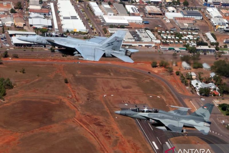 Indonesian Air Force (TNI AU) Chief of Staff Air Marshal Mohamad Tonny Harjono aboard a T-50i fighter jet (right) maneuvers in mid-air alongside Royal Australian Air Force (RAAF) Chief of Air Force Air Marshal Stephen Chappell flying an F/A-18 Hornet (left) over the skies of Darwin, Australia, on Tuesday (August 4, 2026). Photo source: Antara News Agency