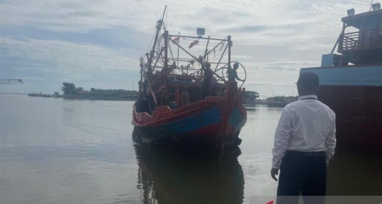 Aktivitas di TPI Kejawanan Kota Cirebon, Jawa Barat. Sumber foto: Antara
