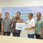 Suasana penyerahan bantuan bibit mangrove secara simbolis yang diberikan pihak Bandara iNternasional Sultan Hasanuddin kepada pendamping masyarakat di Kabupaten Maros, Sulawesi Selatan. Sumber foto: Antara