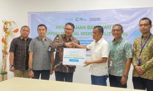 Suasana penyerahan bantuan bibit mangrove secara simbolis yang diberikan pihak Bandara iNternasional Sultan Hasanuddin kepada pendamping masyarakat di Kabupaten Maros, Sulawesi Selatan. Sumber foto: Antara Suasana penyerahan bantuan bibit mangrove secara simbolis yang diberikan pihak Bandara iNternasional Sultan Hasanuddin kepada pendamping masyarakat di Kabupaten Maros, Sulawesi Selatan. Sumber foto: Antara