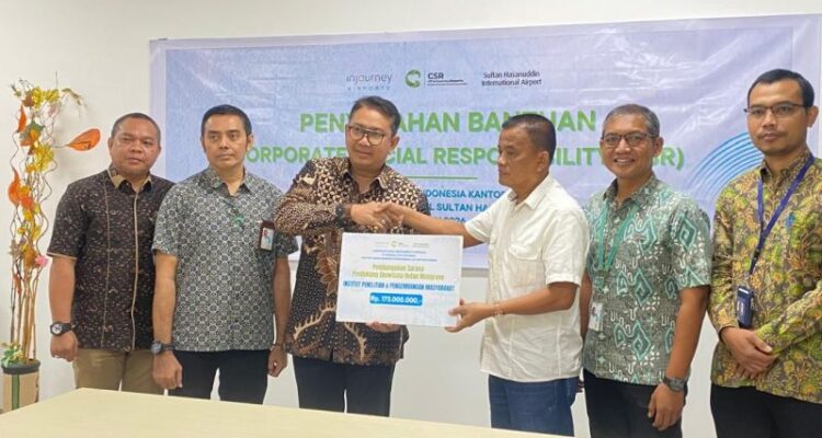 Suasana penyerahan bantuan bibit mangrove secara simbolis yang diberikan pihak Bandara iNternasional Sultan Hasanuddin kepada pendamping masyarakat di Kabupaten Maros, Sulawesi Selatan. Sumber foto: Antara