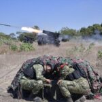 Korps Marinir TNI AL uji tembak amunisi roket Multiple Launch Rocket System (MLRS) Vampire kaliber 122 milimeter di Daerah Latihan Pusat Latihan Pertempuran Marinir (Puslatpurmar) 5 Baluran, Situbondo, Jawa Timur, Rabu (12/8/2026). Sumber foto: Antara