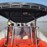 Tim SAR gabungan, menemukan seorang anak buah kapal (ABK) Baruna II yang hilang di Sungai Musi, Minggu (23/8/2026). Sumber foto: Antara