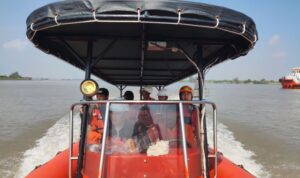 Tim SAR gabungan, menemukan seorang anak buah kapal (ABK) Baruna II yang hilang di Sungai Musi, Minggu (23/8/2026). Sumber foto: Antara