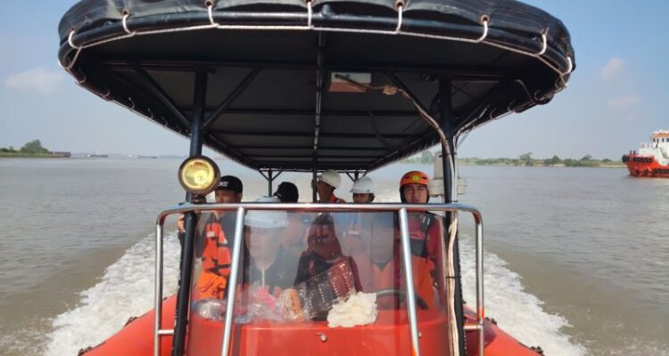 Tim SAR gabungan, menemukan seorang anak buah kapal (ABK) Baruna II yang hilang di Sungai Musi, Minggu (23/8/2026). Sumber foto: Antara