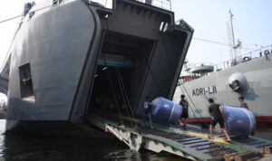 Indonesian Army personnel load water tanks onto the ADRI-XCII BM vessel at Tanjung Priok, North Jakarta, on Wednesday, August 19, 2026. The ship carries essential logistics aid and floating hospital services to assist earthquake victims in East Nusa Tenggara. Photo Source; Antara News Agency