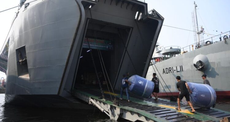 Indonesian Army personnel load water tanks onto the ADRI-XCII BM vessel at Tanjung Priok, North Jakarta, on Wednesday, August 19, 2026. The ship carries essential logistics aid and floating hospital services to assist earthquake victims in East Nusa Tenggara. Photo Source; Antara News Agency