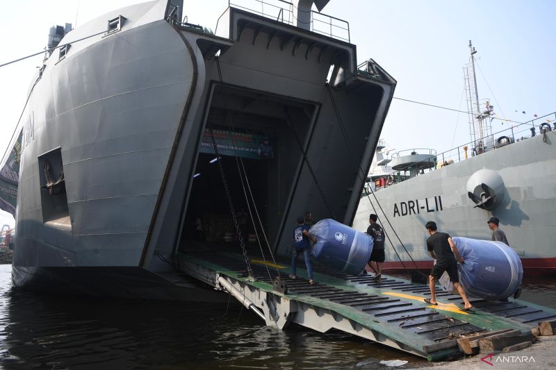 Indonesian Army personnel load water tanks onto the ADRI-XCII BM vessel at Tanjung Priok, North Jakarta, on Wednesday, August 19, 2026. The ship carries essential logistics aid and floating hospital services to assist earthquake victims in East Nusa Tenggara. Photo Source; Antara News Agency Indonesian Army personnel load water tanks onto the ADRI-XCII BM vessel at Tanjung Priok, North Jakarta, on Wednesday, August 19, 2026. The ship carries essential logistics aid and floating hospital services to assist earthquake victims in East Nusa Tenggara. Photo Source; Antara News Agency