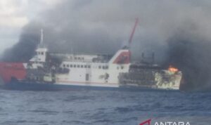 Foto tangkapan video dari Tim SAR, KMP Putri Yasmin yang terbakar di perairan Selat Lombok, Nusa Tenggara Barat (NTB) pada Rabu (12/8/2026) dini hari. Sumber foto: Antara Foto tangkapan video dari Tim SAR, KMP Putri Yasmin yang terbakar di perairan Selat Lombok, Nusa Tenggara Barat (NTB) pada Rabu (12/8/2026) dini hari. Sumber foto: Antara