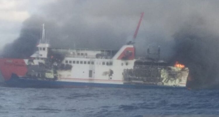 Foto tangkapan video dari Tim SAR, KMP Putri Yasmin yang terbakar di perairan Selat Lombok, Nusa Tenggara Barat (NTB) pada Rabu (12/8/2026) dini hari. Sumber foto: Antara