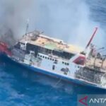 Foto tangkapan video dari Tim SAR KMP Putri Yasmin yang terbakar di perairan Selat Lombok, Nusa Tenggara Barat (NTB) pada Rabu (12/8/2026) dini hari. Sumber foto: Antara