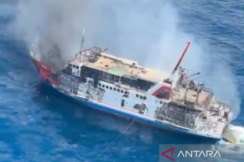 Foto tangkapan video dari Tim SAR KMP Putri Yasmin yang terbakar di perairan Selat Lombok, Nusa Tenggara Barat (NTB) pada Rabu (12/8/2026) dini hari. Sumber foto: Antara Foto tangkapan video dari Tim SAR KMP Putri Yasmin yang terbakar di perairan Selat Lombok, Nusa Tenggara Barat (NTB) pada Rabu (12/8/2026) dini hari. Sumber foto: Antara
