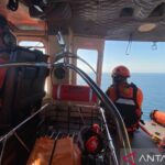Tim SAR gabungan menyisir perairan Selat Lombok menggunakan helikopter untuk mencari para korban terbakarnya KPM Putri Yasmin di Selat Lombok, Nusa Tenggara Barat (NTB) pada Jumat (14/8/2026), Sumber foto: Antara