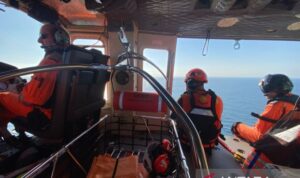 Tim SAR gabungan menyisir perairan Selat Lombok menggunakan helikopter untuk mencari para korban terbakarnya KPM Putri Yasmin di Selat Lombok, Nusa Tenggara Barat (NTB) pada Jumat (14/8/2026), Sumber foto: Antara