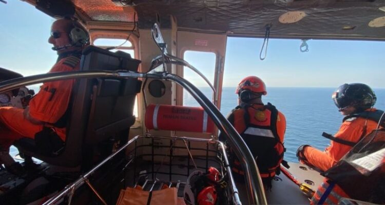 Tim SAR gabungan menyisir perairan Selat Lombok menggunakan helikopter untuk mencari para korban terbakarnya KPM Putri Yasmin di Selat Lombok, Nusa Tenggara Barat (NTB) pada Jumat (14/8/2026), Sumber foto: Antara