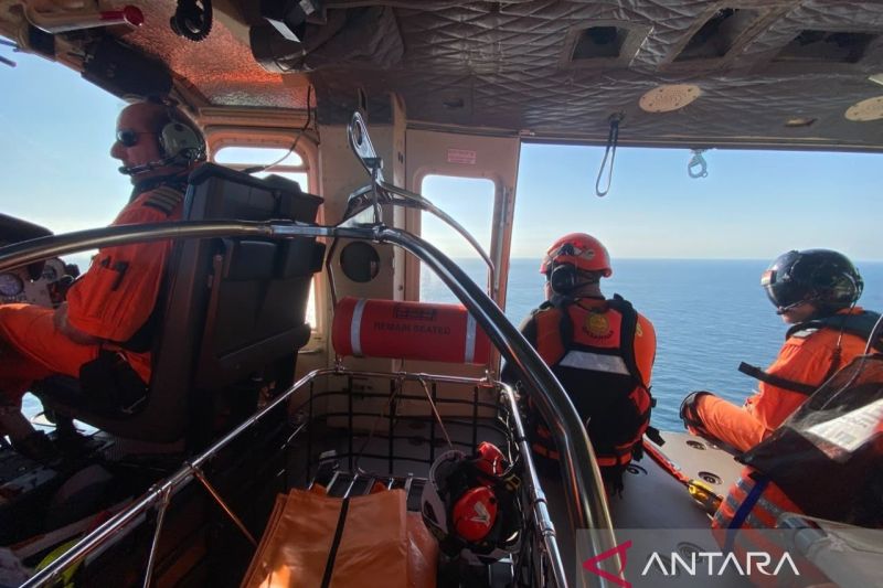 Tim SAR gabungan menyisir perairan Selat Lombok menggunakan helikopter untuk mencari para korban terbakarnya KPM Putri Yasmin di Selat Lombok, Nusa Tenggara Barat (NTB) pada Jumat (14/8/2026), Sumber foto: Antara