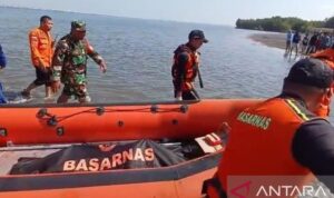 Tim SAR gabungan mengevakuasi jenazah Syamsudin (42), warga Desa Tarusa, Kabupaten Sumbawa, Nusa Tenggara Barat yang dilaporkan hilang saat sedang memanah ikan di Perairan Labuan Alas pada Jumat (14/8/2026) malam. Korban berhasil ditemukan dan dievakuasi tim SAR gabungan pada Minggu (16/8/2026). Sumber foto: Antara Tim SAR gabungan mengevakuasi jenazah Syamsudin (42), warga Desa Tarusa, Kabupaten Sumbawa, Nusa Tenggara Barat yang dilaporkan hilang saat sedang memanah ikan di Perairan Labuan Alas pada Jumat (14/8/2026) malam. Korban berhasil ditemukan dan dievakuasi tim SAR gabungan pada Minggu (16/8/2026). Sumber foto: Antara