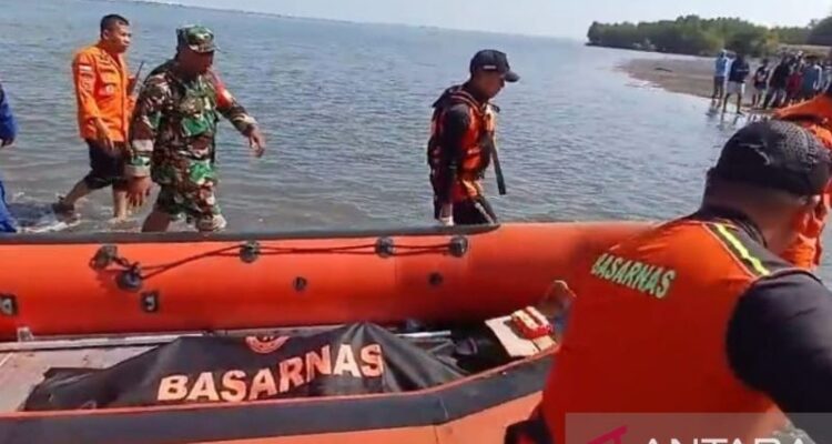 Tim SAR gabungan mengevakuasi jenazah Syamsudin (42), warga Desa Tarusa, Kabupaten Sumbawa, Nusa Tenggara Barat yang dilaporkan hilang saat sedang memanah ikan di Perairan Labuan Alas pada Jumat (14/8/2026) malam. Korban berhasil ditemukan dan dievakuasi tim SAR gabungan pada Minggu (16/8/2026). Sumber foto: Antara