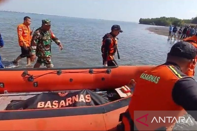 Tim SAR gabungan mengevakuasi jenazah Syamsudin (42), warga Desa Tarusa, Kabupaten Sumbawa, Nusa Tenggara Barat yang dilaporkan hilang saat sedang memanah ikan di Perairan Labuan Alas pada Jumat (14/8/2026) malam. Korban berhasil ditemukan dan dievakuasi tim SAR gabungan pada Minggu (16/8/2026). Sumber foto: Antara Tim SAR gabungan mengevakuasi jenazah Syamsudin (42), warga Desa Tarusa, Kabupaten Sumbawa, Nusa Tenggara Barat yang dilaporkan hilang saat sedang memanah ikan di Perairan Labuan Alas pada Jumat (14/8/2026) malam. Korban berhasil ditemukan dan dievakuasi tim SAR gabungan pada Minggu (16/8/2026). Sumber foto: Antara