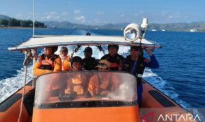 Tim SAR gabungan memperluas pencarian empat orang korban yang belum ditemukan dalam insiden terbakarnya kapal penumpang KMP Putri Yasmin di perairan Selat Lombok hingga perairan Bali, Minggu (16/8/2026). Sumber foto: Antara Tim SAR gabungan memperluas pencarian empat orang korban yang belum ditemukan dalam insiden terbakarnya kapal penumpang KMP Putri Yasmin di perairan Selat Lombok hingga perairan Bali, Minggu (16/8/2026). Sumber foto: Antara
