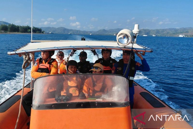 Tim SAR gabungan memperluas pencarian empat orang korban yang belum ditemukan dalam insiden terbakarnya kapal penumpang KMP Putri Yasmin di perairan Selat Lombok hingga perairan Bali, Minggu (16/8/2026). Sumber foto: Antara