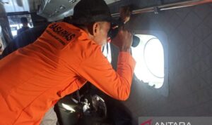 Petugas tim SAR gabungan dari atas pesawat Cassa TNI AL melanjutkan operasi pencarian terhadap empat korban yang masih belum ditemukan pasca-terbakarnya kapal penumpang KPM Putri Yasmin di perairan Selat Lombok, Nusa Tenggara Barat (NTB) pada hari keenam, Senin (17/8/2026). Sumber foto: Antara