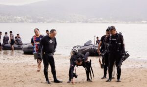 Komandan Kodaeral (Dankodaeral) IX Laksda TNI Hanarko Djodi Pamungkas bersama tim melakukan survei spot lomba Orientasi Bawah Air (OBA) Open Tournament Panglima TNI di Teluk Dalam Ambon, Senin (2/8/2026). Sumber foto: Antara
