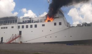 Insiden kebakaran KM Prince Soya di Pelabuhan Samarinda, Sabtu. Sumber foto: Antara Insiden kebakaran KM Prince Soya di Pelabuhan Samarinda, Sabtu. Sumber foto: Antara