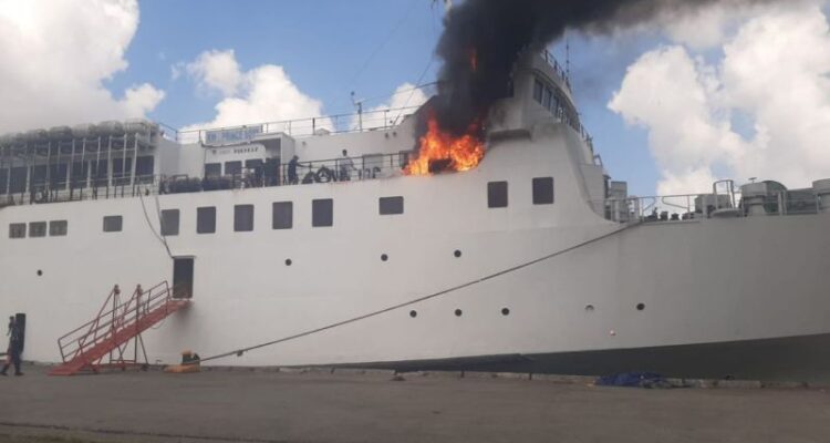 Insiden kebakaran KM Prince Soya di Pelabuhan Samarinda, Sabtu. Sumber foto: Antara