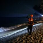 Tim SAR dibantu BPBD Minahasa, Babinsa, Bhabinkamtibmas, serta masyarakat sedang melakukan pencarian korban hilang setelah terseret ombak di Pantai Tuturuga, Desa Ranowangko. Sumber foto: Antara
