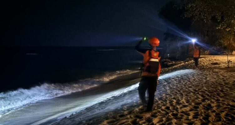 Tim SAR dibantu BPBD Minahasa, Babinsa, Bhabinkamtibmas, serta masyarakat sedang melakukan pencarian korban hilang setelah terseret ombak di Pantai Tuturuga, Desa Ranowangko. Sumber foto: Antara