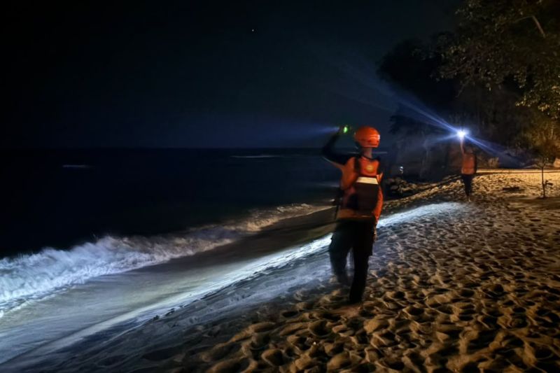 Tim SAR dibantu BPBD Minahasa, Babinsa, Bhabinkamtibmas, serta masyarakat sedang melakukan pencarian korban hilang setelah terseret ombak di Pantai Tuturuga, Desa Ranowangko. Sumber foto: Antara