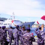 Prajurit TNI AL menyambut kedatangan (Merplug) Kapal Perang China MV. Chen Jing Run (Hai Yang 26) di Pelabuhan Peti Kemas Bitung. Sumber foto: Antara