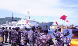 Prajurit TNI AL menyambut kedatangan (Merplug) Kapal Perang China MV. Chen Jing Run (Hai Yang 26) di Pelabuhan Peti Kemas Bitung. Sumber foto: Antara