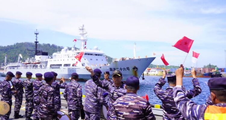 Prajurit TNI AL menyambut kedatangan (Merplug) Kapal Perang China MV. Chen Jing Run (Hai Yang 26) di Pelabuhan Peti Kemas Bitung. Sumber foto: Antara