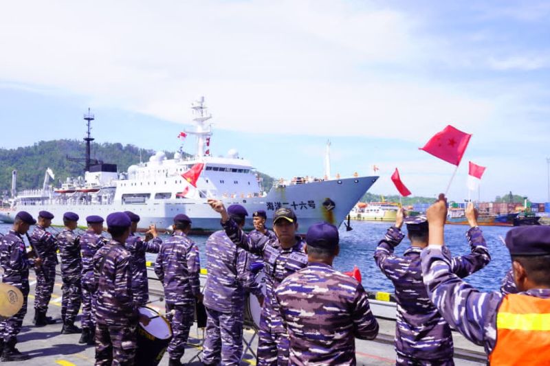 Prajurit TNI AL menyambut kedatangan (Merplug) Kapal Perang China MV. Chen Jing Run (Hai Yang 26) di Pelabuhan Peti Kemas Bitung. Sumber foto: Antara Prajurit TNI AL menyambut kedatangan (Merplug) Kapal Perang China MV. Chen Jing Run (Hai Yang 26) di Pelabuhan Peti Kemas Bitung. Sumber foto: Antara