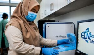 Inisiasi penerapan teknologi environmental DNA (eDNA) dan metabarcoding guna membaca jejak genetik di medium air untuk memonitor jenis perikanan invasif. Sumber foto: Antara Inisiasi penerapan teknologi environmental DNA (eDNA) dan metabarcoding guna membaca jejak genetik di medium air untuk memonitor jenis perikanan invasif. Sumber foto: Antara