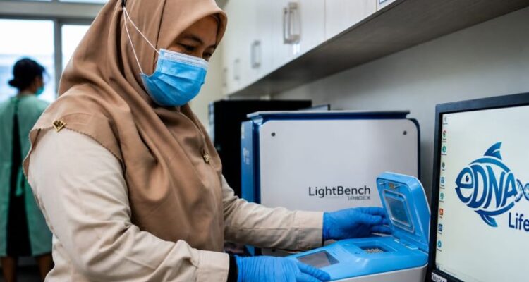 Inisiasi penerapan teknologi environmental DNA (eDNA) dan metabarcoding guna membaca jejak genetik di medium air untuk memonitor jenis perikanan invasif. Sumber foto: Antara