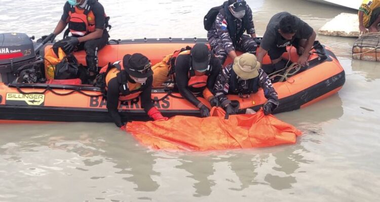 Tim SAR gabungan saat mengevakuasi jenazah Wana Sanjaya, ABK KM Mekar Jaya yang terjatuh di Sungai Maro, Merauke. Sumber foto: Antara