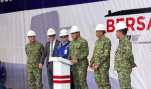 Kepala Staf TNI Angkatan Laut (Kasal) Laksamana TNI Muhammad Ali (ketiga dari kanan) saat seremoni first steel cutting dimulainya pembangunan membangun kapal selam Scorpene oleh PT PAL Indonesia di Surabaya, Jatim, Jumat (7/8/2026). Sumber foto: Antara
