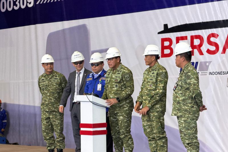 Kepala Staf TNI Angkatan Laut (Kasal) Laksamana TNI Muhammad Ali (ketiga dari kanan) saat seremoni first steel cutting dimulainya pembangunan membangun kapal selam Scorpene oleh PT PAL Indonesia di Surabaya, Jatim, Jumat (7/8/2026). Sumber foto: Antara Kepala Staf TNI Angkatan Laut (Kasal) Laksamana TNI Muhammad Ali (ketiga dari kanan) saat seremoni first steel cutting dimulainya pembangunan membangun kapal selam Scorpene oleh PT PAL Indonesia di Surabaya, Jatim, Jumat (7/8/2026). Sumber foto: Antara