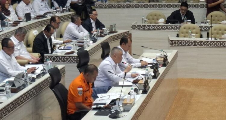 Menteri Perhubungan Dudy Purwagandhi (tengah) menyampaikan paparan dalam rapat kerja bersama Komisi V DPR RI terkait evaluasi sejumlah kecelakaan transportasi laut di Kompleks Parlemen, Senayan, Jakarta, Rabu (19/8/2026). Sumber foto: Antara