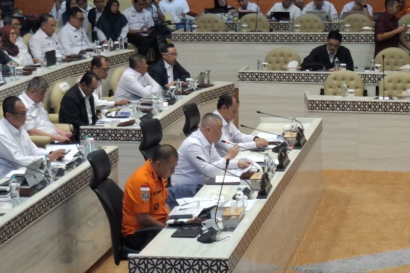 Menteri Perhubungan Dudy Purwagandhi (tengah) menyampaikan paparan dalam rapat kerja bersama Komisi V DPR RI terkait evaluasi sejumlah kecelakaan transportasi laut di Kompleks Parlemen, Senayan, Jakarta, Rabu (19/8/2026). Sumber foto: Antara Menteri Perhubungan Dudy Purwagandhi (tengah) menyampaikan paparan dalam rapat kerja bersama Komisi V DPR RI terkait evaluasi sejumlah kecelakaan transportasi laut di Kompleks Parlemen, Senayan, Jakarta, Rabu (19/8/2026). Sumber foto: Antara