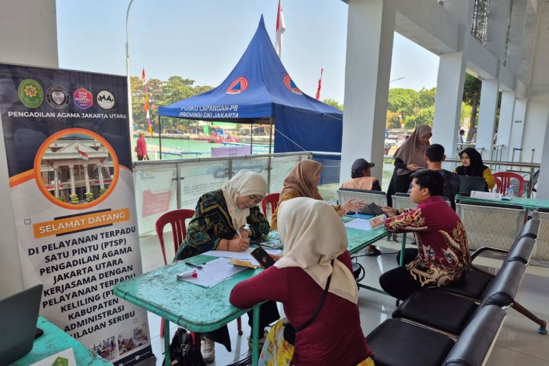 UPPMPTSP Kabupaten Kepulauan Seribu menggelar Pelayanan Terpadu Keliling (Peduli) Pulau Plus di Kelurahan Pulau Pari, Kecamatan Kepulauan Seribu Selatan, Kamis (27/8/2026). Sumber foto: Antara