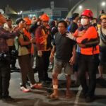 Petugas SAR mengevakuasi sejumlah korban terbakarnya KMP Mutiara Santosa II di Pelabuhan Tanjung Perak Surabaya, Senin dinihari (3/8/2026). Sumber foto: Antara