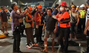 Petugas SAR mengevakuasi sejumlah korban terbakarnya KMP Mutiara Santosa II di Pelabuhan Tanjung Perak Surabaya, Senin dinihari (3/8/2026). Sumber foto: Antara