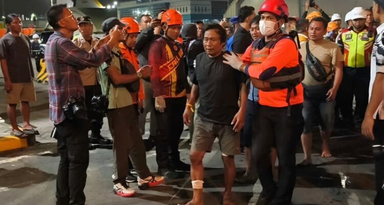 Petugas SAR mengevakuasi sejumlah korban terbakarnya KMP Mutiara Santosa II di Pelabuhan Tanjung Perak Surabaya, Senin dinihari (3/8/2026). Sumber foto: Antara