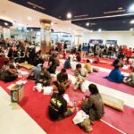 Sejumlah korban kebakaran KMP Mutiara Sentosa II mendapatkan penanganan medis dari petugas saat berada di Gapura Surya Nusantara, Surabaya, Senin (3/8/2026) dini hari. Sumber foto: Antara