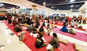 Sejumlah korban kebakaran KMP Mutiara Sentosa II mendapatkan penanganan medis dari petugas saat berada di Gapura Surya Nusantara, Surabaya, Senin (3/8/2026) dini hari. Sumber foto: Antara