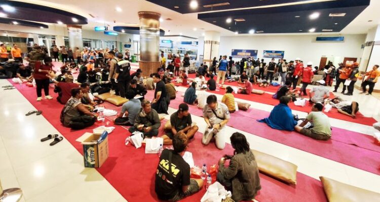 Sejumlah korban kebakaran KMP Mutiara Sentosa II mendapatkan penanganan medis dari petugas saat berada di Gapura Surya Nusantara, Surabaya, Senin (3/8/2026) dini hari. Sumber foto: Antara